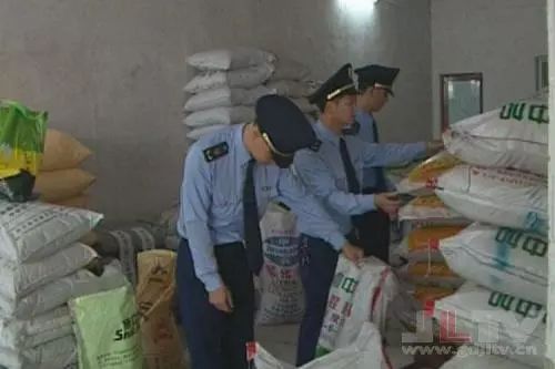 化肥市場驚現“變形記” 一人分飾多角，296萬元假肥流向13省